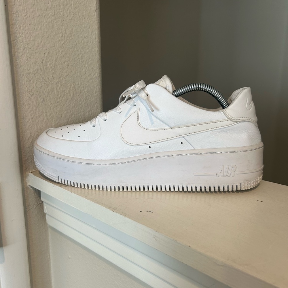 Nike Air Force 1 Sage Low Womens Triple White Platform Shoe Size 11.5 AR5339-100 - Picture 4 of 9